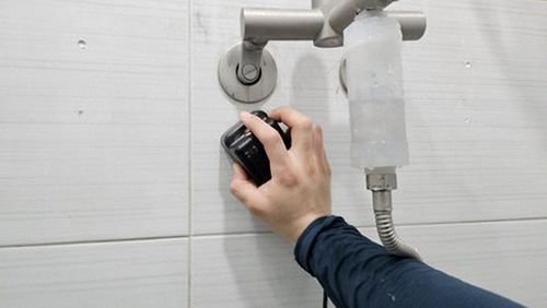 사상구 누수탐지 청음 탐지기를 벽면에 대고 누수음을 확인하는 작업 장면