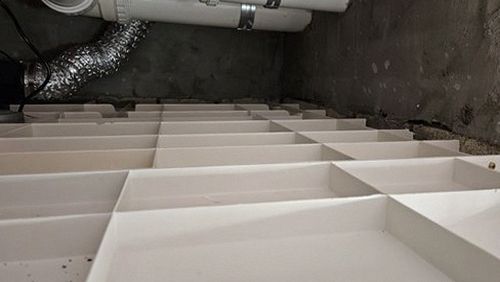 사상구 누수탐지 바닥과 벽이 만나는 모서리 방수 상태 점검 장면
