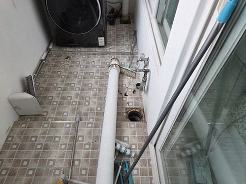 사상구 누수탐지 베란다 바닥 모서리 누수 흔적과 아래층 천장 얼룩 현장 사진